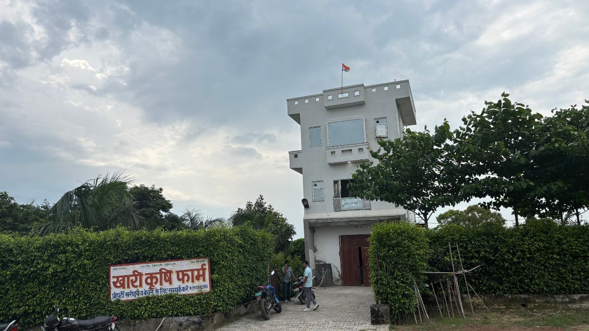 बसंतपुर चतली, मेरठ बॉर्डर पर एक प्रॉपर्टी डीलर का दफ्तर | फोटो: समृद्धि तिवारी/दिप्रिंट
