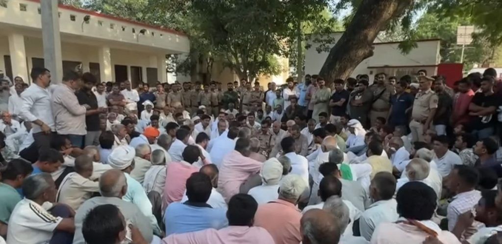 Jewar thana dharna 