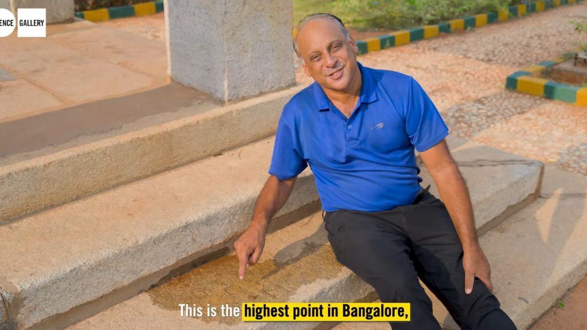 Arun Pai showing the benchmark at Mekhri Circle, Bengaluru in his YouTube video