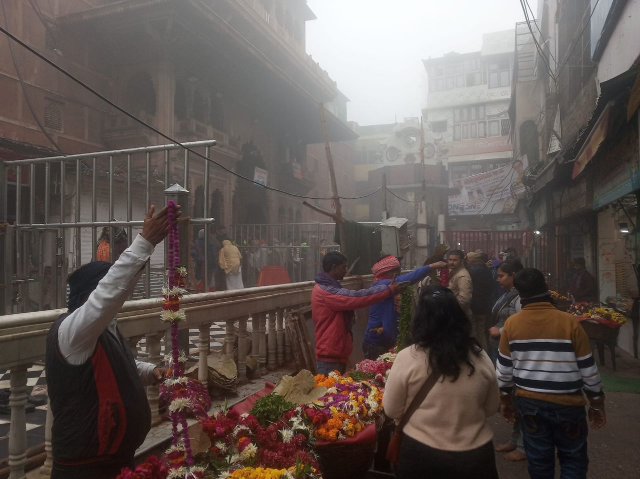 वृंदावन के बांके बिहारी मंदिर के बाहर फूल बेचने वाले | फोटो: कृष्ण मुरारी/दिप्रिंट