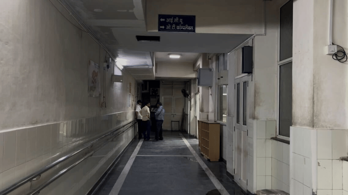 Security and hospital staff at the fire-affected corridor in Jaipur's Sawai Man Singh (SMS) Hospital | Saqiba Khan | ThePrint