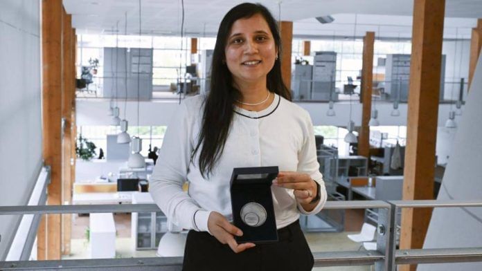 Indian scientist Kshama Sharma with her award | Photo: Université Claude Bernard