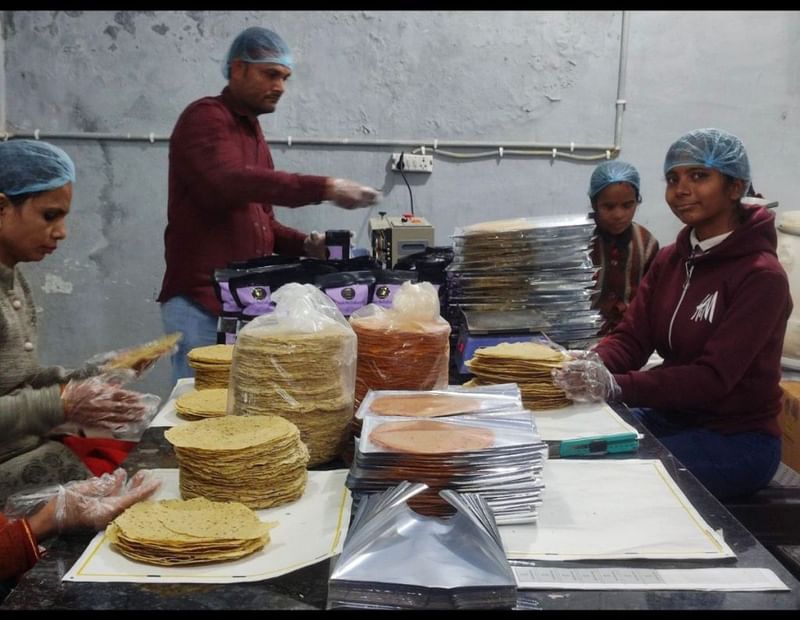 दिल्ली में Being Bania यूनिट में पैकिंग के लिए पापड़ तैयार किए जा रहे हैं | फोटो: स्पेशल अरेंजमेंट