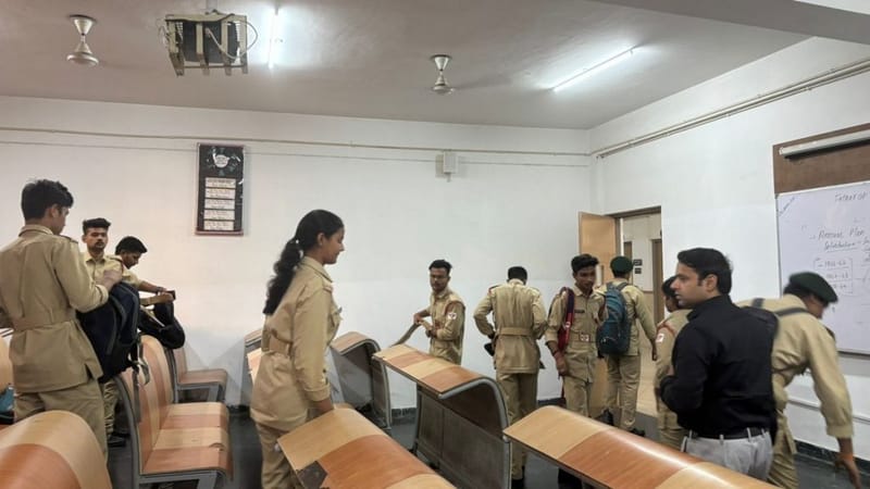 शुभार्ती डिफेंस अकादमी में क्लास के बाद बाहर निकलते कैडेट्स | फोटो: समृद्धि तिवारी/दिप्रिंट