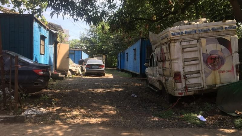 एसवी रोड, मुंबई के सहारा इंडिया प्वाइंट पर धूल से सनी कंपनी की छोड़ी हुई कारें | फोटो: अमृतांश अरोड़ा/दिप्रिंट