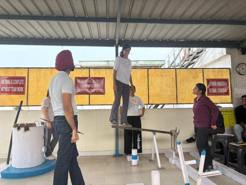 कैप्टेन तरनजीत सिंह कालसी, Baalnoi Academy में एसएसबी ऑब्स्टेकल सेशन के दौरान सख्त ट्रेनर. कभी-कभी याद दिलाते हैं: ‘मैं आपका दुश्मन नहीं’ | फोटो: समृद्धि तिवारी/दिप्रिंट