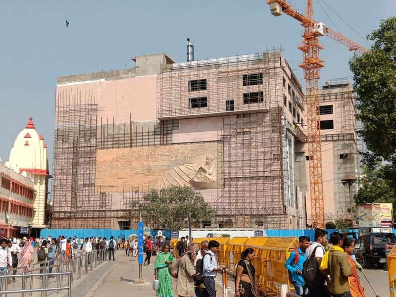 वाराणसी कैंट रोपवे स्टेशन की दीवारों पर बने घाटों के चित्र और उस्ताद बिस्मिल्लाह खान का भित्तिचित्र | फोटो: कृष्ण मुरारी/दिप्रिंट