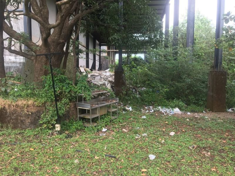 एंबी वैली के गेमिंग आर्केड के पीछे का हिस्सा मलबे और कचरे से भरा है. अंदरूनी लोग कहते हैं—पैसा कम है, मेंटेनेंस मुश्किल है | फोटो: अमृतांश अरोड़ा/दिप्रिंट