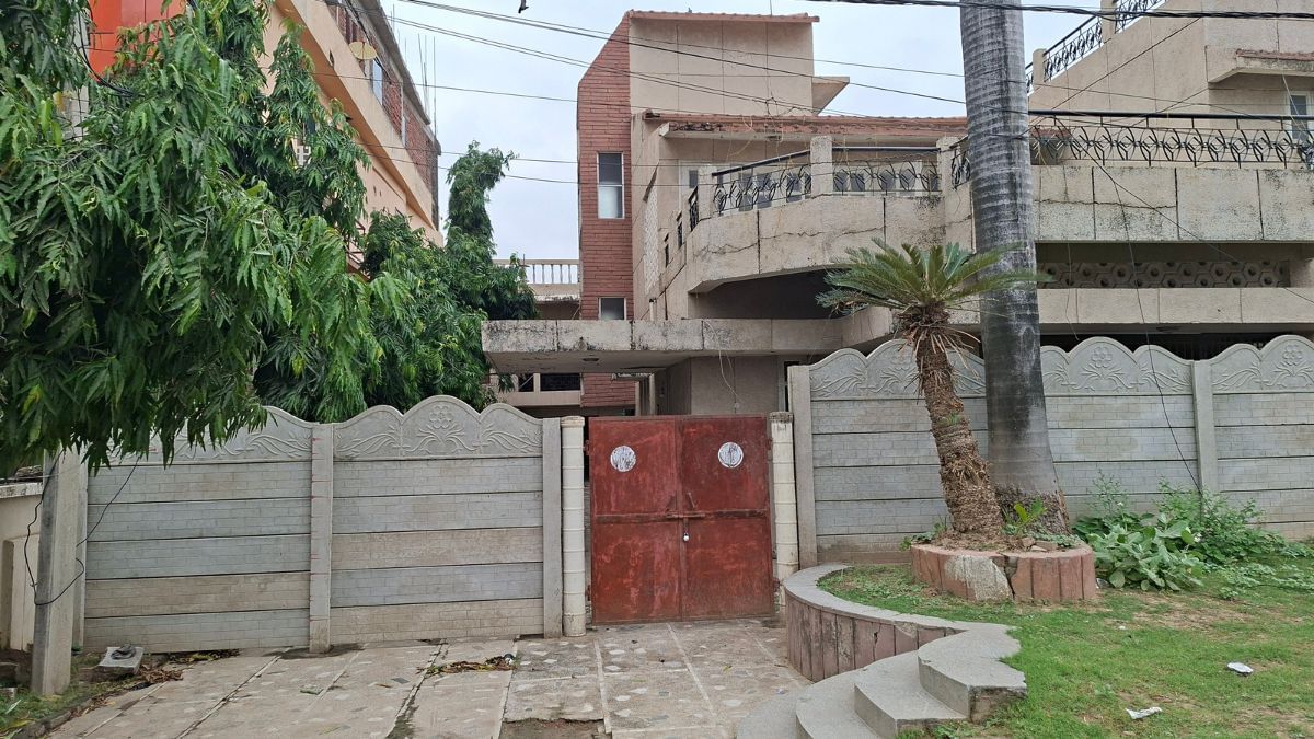 किशोर के पैतृक घर का बाहरी हिस्सा | फोटो: प्रशांत श्रीवास्तव/दिप्रिंट