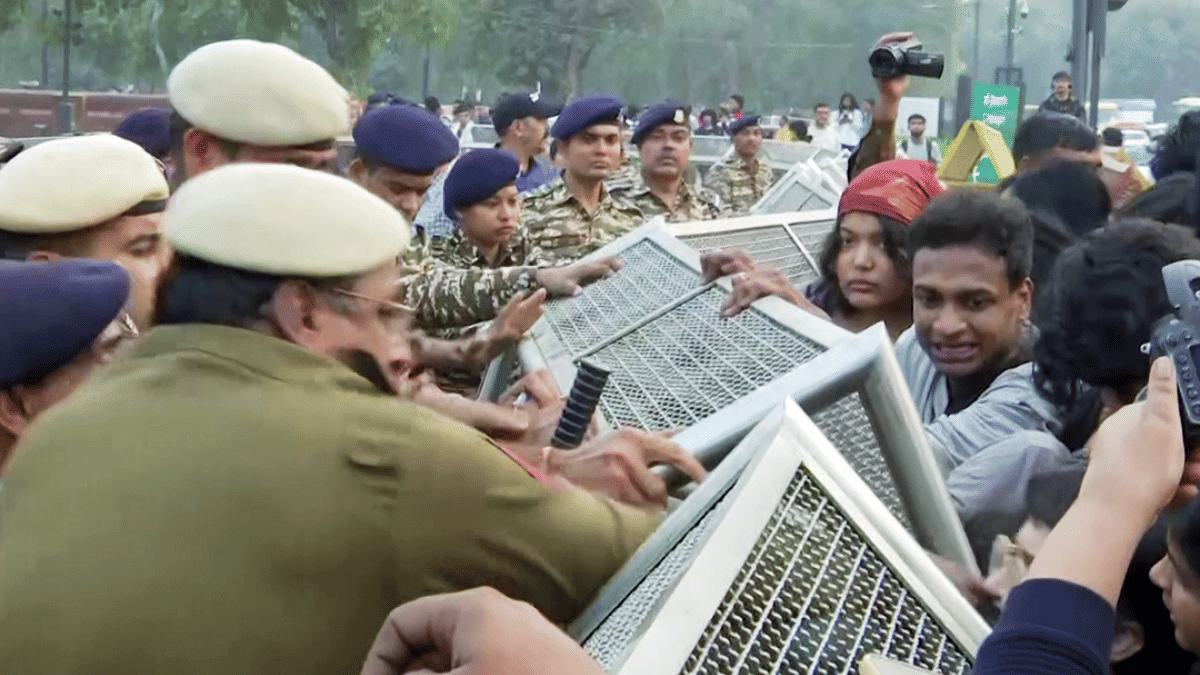 15 arrested for ‘using chilli spray’ on police during anti-pollution protest at India Gate