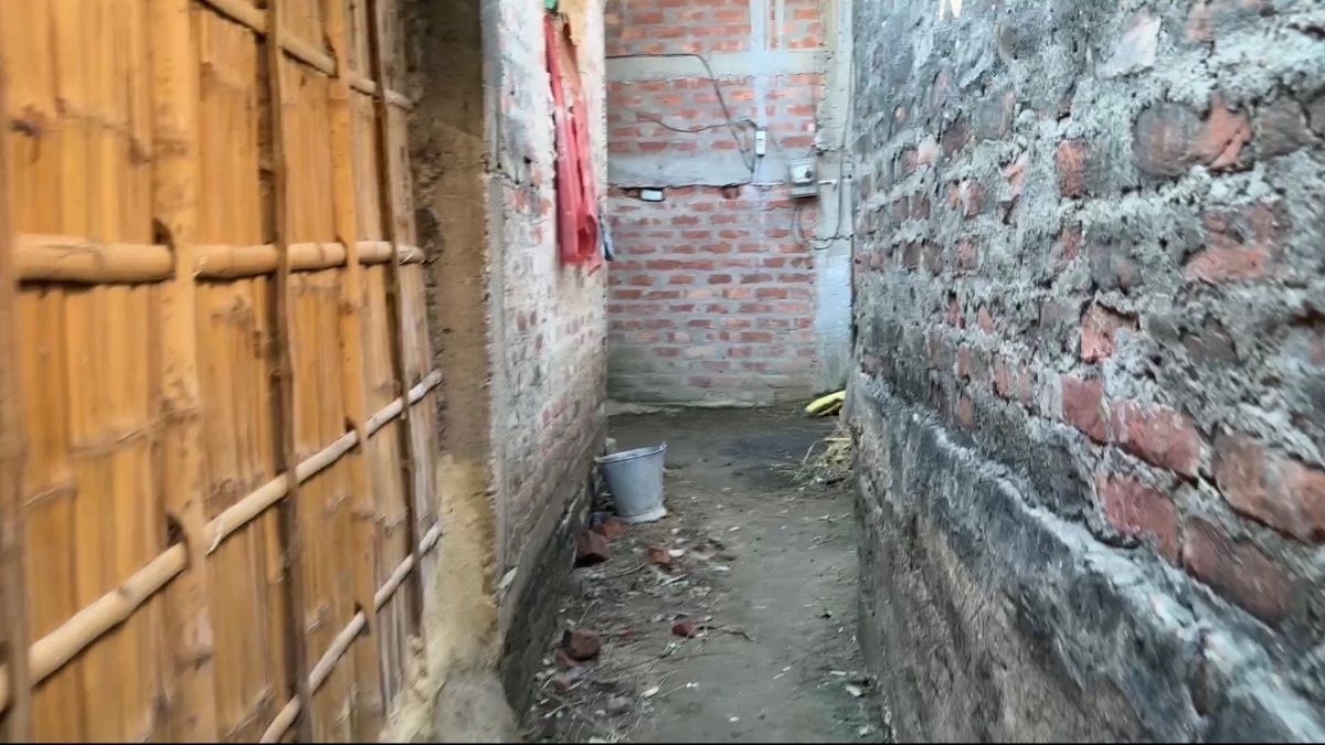 The narrow lane that leads to Dilip’s house in Mallah Tola. Photo: Jyoti Yadav, ThePrint