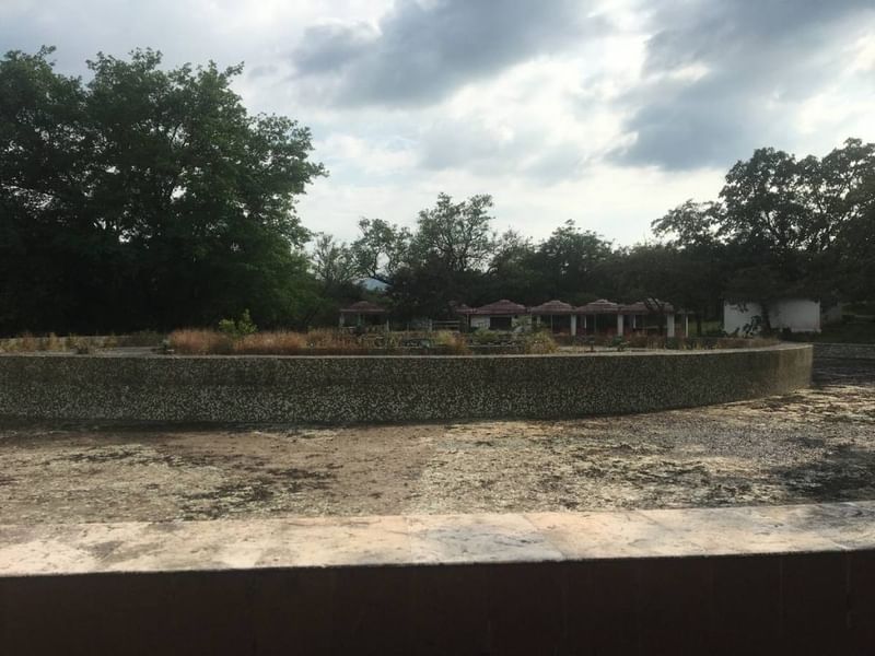 सूखे फव्वारे के सामने वेकेशन होम्स की कतार | फोटो: अमृतांश अरोड़ा/दिप्रिंट