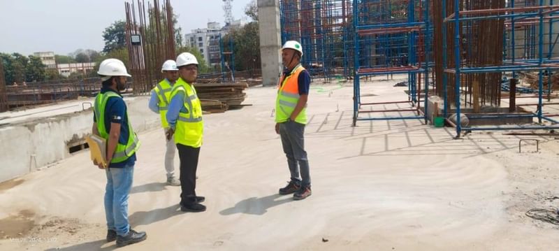 इंजीनियर वाराणसी के एक रोपवे स्टेशन पर चल रहे निर्माण कार्य की जांच करते हुए. प्रोजेक्ट की सबसे बड़ी अड़चन अंडरग्राउंड ड्रेनेज सिस्टम से आई | फोटो: स्पेशल अरेंजमेंट