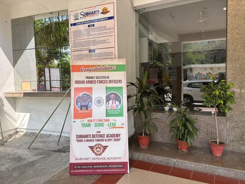 शुभार्ती डिफेंस अकादमी का प्रवेश द्वार. हाल के सेलेक्शंस के पोस्टर ही सबसे असरदार विज्ञापन हैं | फोटो: समृद्धि तिवारी/दिप्रिंट