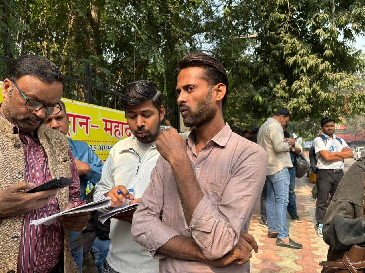 टाइल मिस्त्री सोनू में हिम्मत नहीं थी कि वह मौलाना आजाद मेडिकल कॉलेज के शवगृह में अपने चचेरे भाई के शव को देख सकें | फोटो: समृद्धि तिवारी/दिप्रिंट