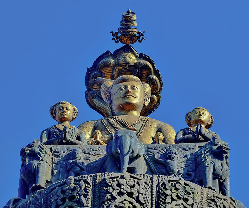 Statue of Pratap Malla atop column dedicated to him at Hanuman Dhoka, Kathmandu, Nepal | Photograph: Rajesh Dhungana (2021) | Wikimedia Commons
