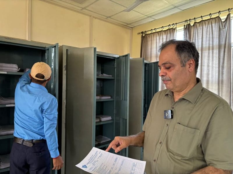 राजेश त्यागी, डायरेक्टर, शुभार्ती डिफेंस अकादमी, फाइलिंग रूम में छात्र फॉर्म देखते हुए. वह पर्सनैलिटी डेवलपमेंट क्लासेस के बड़े समर्थक हैं, जहां एस्पिरेंट्स को अंग्रेज़ी में आत्मविश्वास से बोलना सिखाया जाता है | फोटो: समृद्धि तिवारी/दिप्रिंट