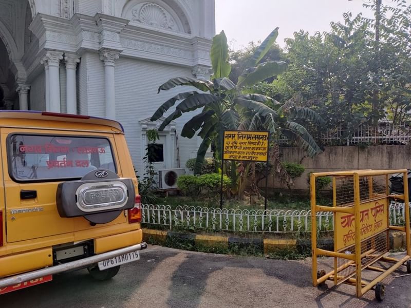 सहारा शहर के बाहर नगर निगम की गाड़ी | फोटो: अमृतांश अरोड़ा/दिप्रिंट