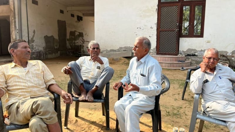 मुकेश के घर शोक जताने आए पड़ोसी बाहर आंगन में बैठे हैं | फोटो: नूतन शर्मा/दिप्रिंट