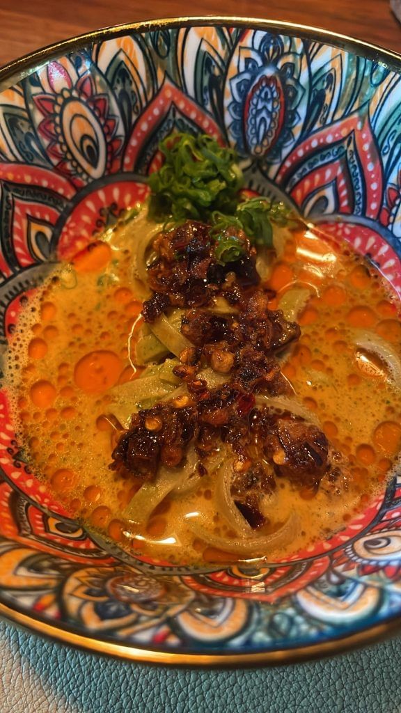 यहां यह डिश चमोली के फिंगर-मिलेट नूडल्स के रूप में आती है, जिसे फर्मेंटेड सिंकी (फर्मेंटेड मूली) के ब्रॉथ और लद्दाखी सॉसेज के साथ परोसा जाता है.