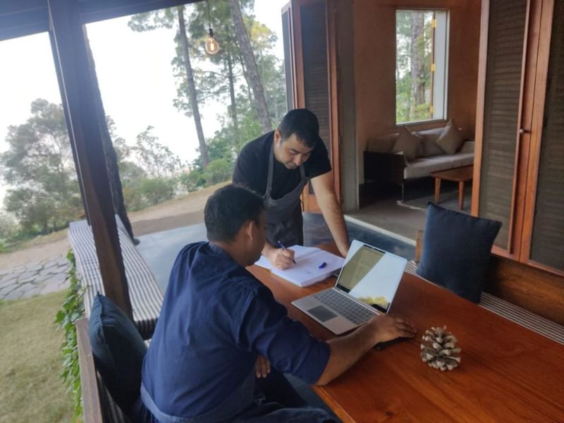 शेफ प्रतीक साधू और कमलेश नेगी प्लेटिंग आइडिया पर गहरी बातचीत करते हुए | फोटो: त्रिया गुलाटी/दिप्रिंट