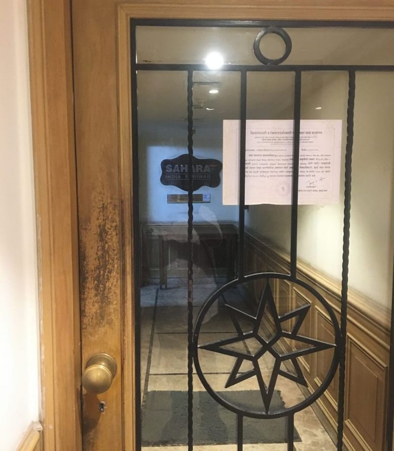 नरीमन प्वाइंट के अटलांटा बिल्डिंग में सहारा ऑफिस के बाहर अटैचमेंट नोटिस | फोटो: अमृतांश अरोड़ा/दिप्रिंट