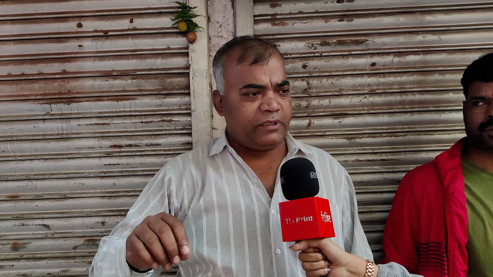 दुकानदार बच्छू चौधरी ने बताया कि करीब 45 मिनट में हम हज़ारों लोगों को उस जगह से निकाल चुके थे | फोटो: मोहम्मद हम्माद/दिप्रिंट