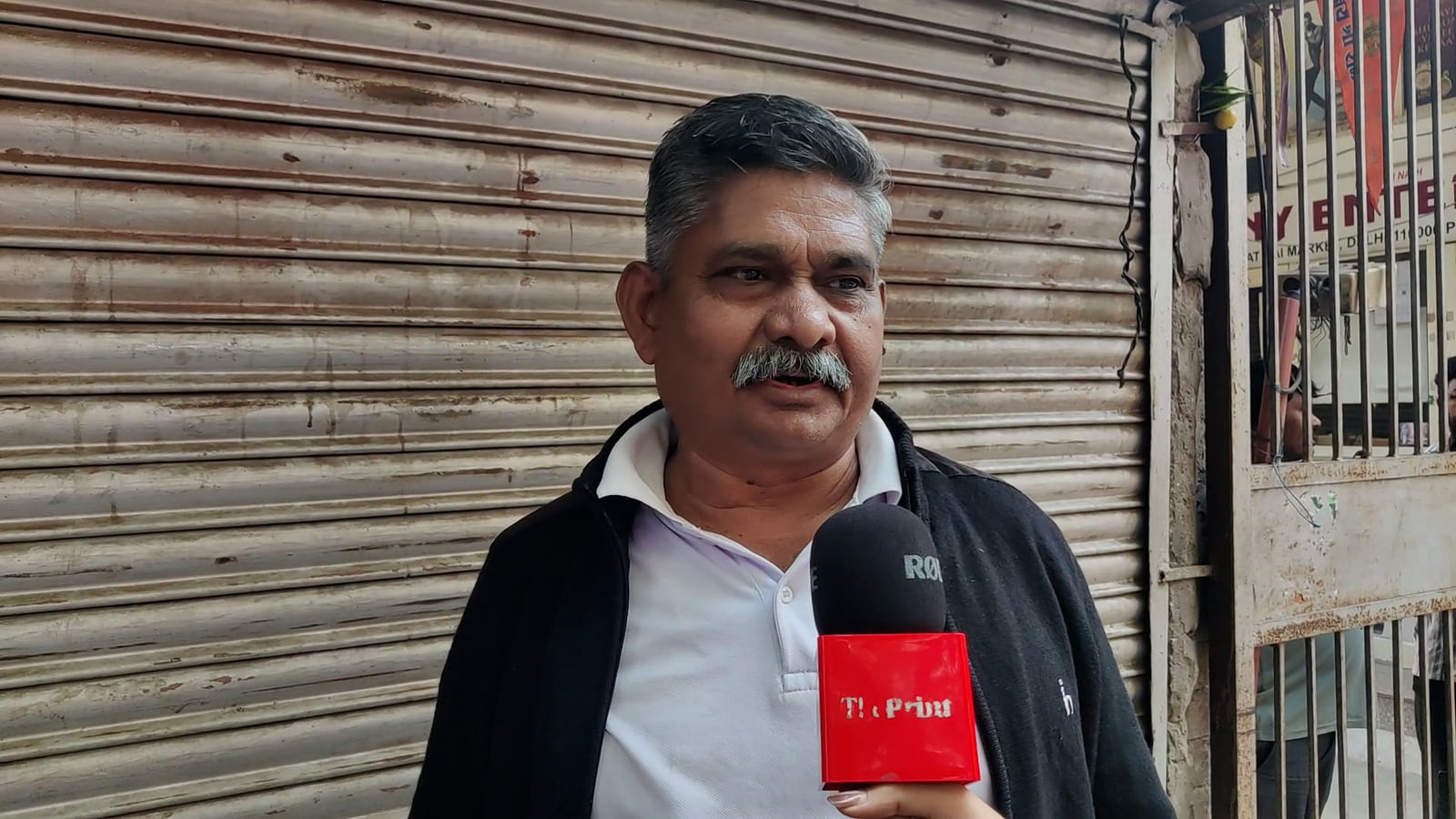 भगदड़ में दुकानदार महेंद्र कुमार का फोन खो गया, जिससे उनका परिवार घबरा गया, जब तक वह सुरक्षित घर नहीं लौट आए | फोटो: मोहम्मद हम्माद/दिप्रिंट