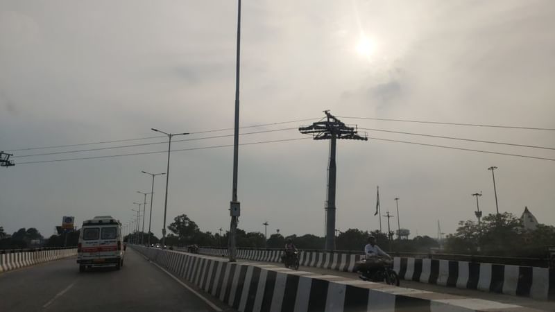 भारत की पहली शहरी सार्वजनिक ट्रांजिट केबल कार के लिए वाराणसी के आसमान में खिंच रही हैं केबल लाइनें | फोटो: कृष्ण मुरारी/दिप्रिंट