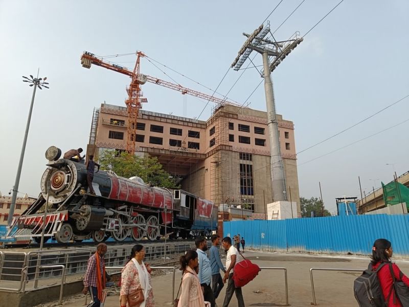 वाराणसी कैंट रोपवे स्टेशन पर जारी निर्माण कार्य, जो शहर के नए अर्बन केबल कार सिस्टम का शुरुआती बिंदु है | फोटो: कृष्ण मुरारी/दिप्रिंट