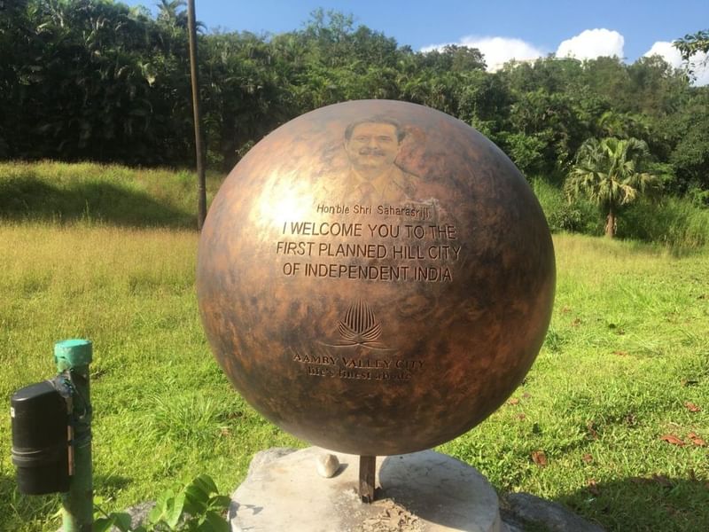 एंबी वैली में स्टील स्मारक जिस पर सुब्रत रॉय का स्वागत संदेश है | फोटो: अमृतांश अरोड़ा/दिप्रिंट