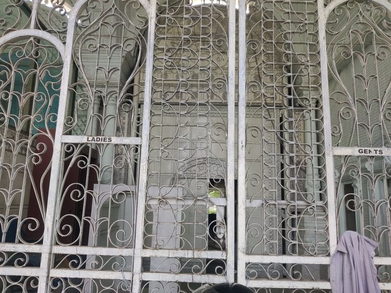 वह गेट जिस पर अब सिर्फ एक सूखी हुई शर्ट टंगी है | फोटो: अमृतांश अरोड़ा/दिप्रिंट