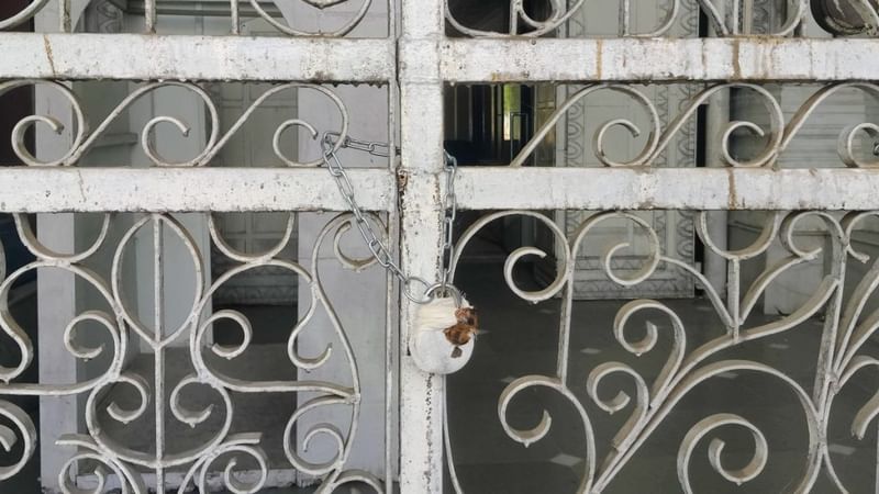 लखनऊ के सहारा शहर में लगे मोम की सील वाले बंद गेट की तस्वीर, जो कभी ‘सहाराश्री’ सुब्रत रॉय के साम्राज्य का केंद्र था | फोटो: अमृतांश अरोड़ा/दिप्रिंट