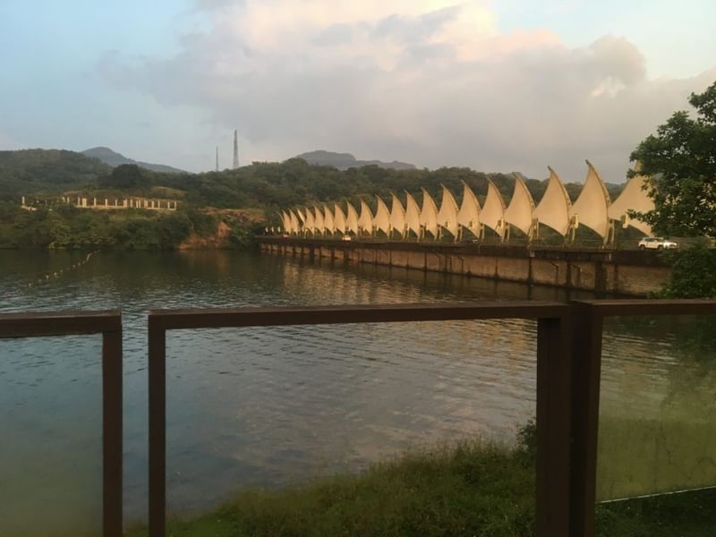 एंबी वैली की कृत्रिम झील के पुल पर आज भी लग्जरी SUVs तेज़ी से गुज़रती दिखाई देती हैं | फोटो: अमृतांश अरोड़ा/दिप्रिंट