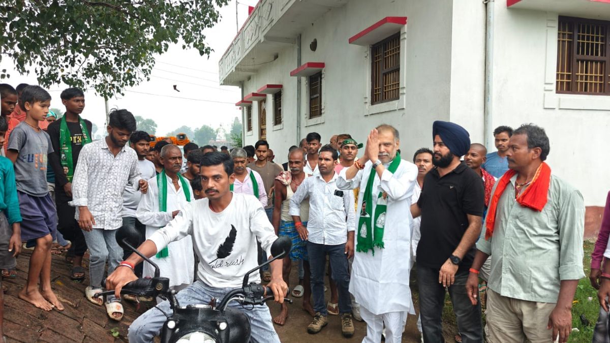 Suraj Bhan with supporters in Mokama | Mayank Kumar | ThePrint
