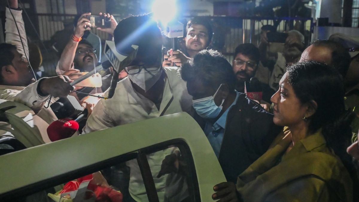 सुरेंद्र कोली, 12 नवंबर 2025 को जेल से रिहा होने के बाद गाड़ी में बैठते हुए | फोटो: सूरज सिंह बिष्ट/दिप्रिंट