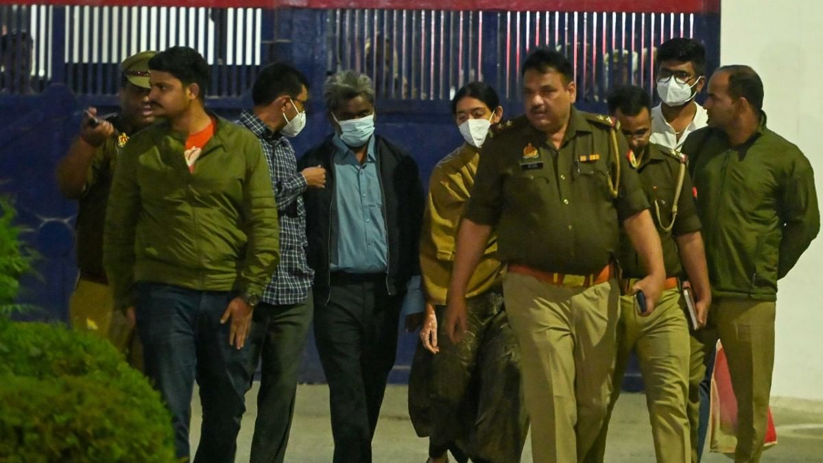 सुरेंद्र कोली, 12 नवंबर को ग्रेटर नोएडा जेल से रिहा होकर बाहर आते हुए | फोटो: सूरज सिंह बिष्ट/दिप्रिंट