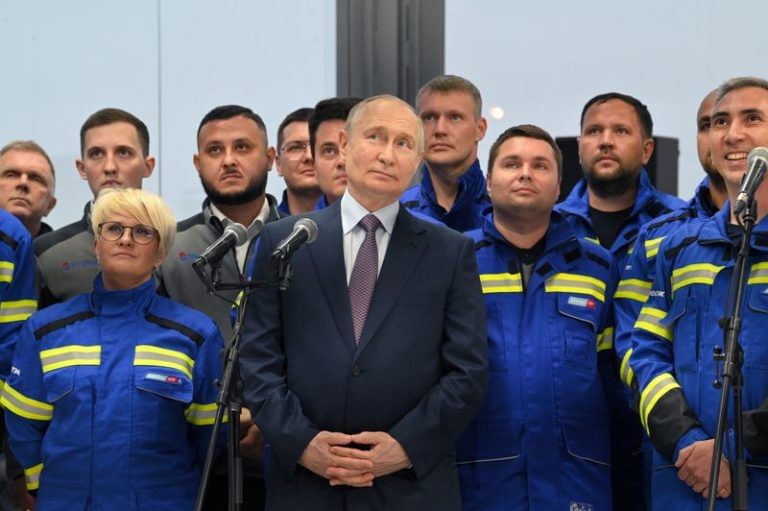 US senators say Trump has failed to prevent Russian LNG from helping fund war in Ukraine