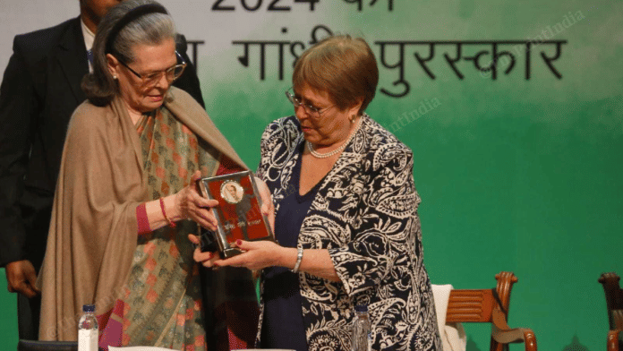 Congress Parliamentary Party chairperson Sonia Gandhi presents Indira Gandhi Prize for Peace, Disarmament and Development to former Chile president Michelle Bachelet at Jawahar Bhawan | Praveen Jain | ThePrint
