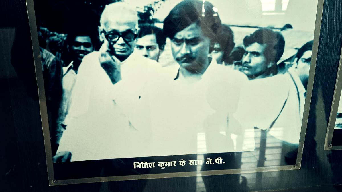 नीतीश कुमार के साथ जेपी की एक पुरानी तस्वीर, जो अब सीताबदियारा की जेपी लाइब्रेरी में लगी है | दिप्रिंट