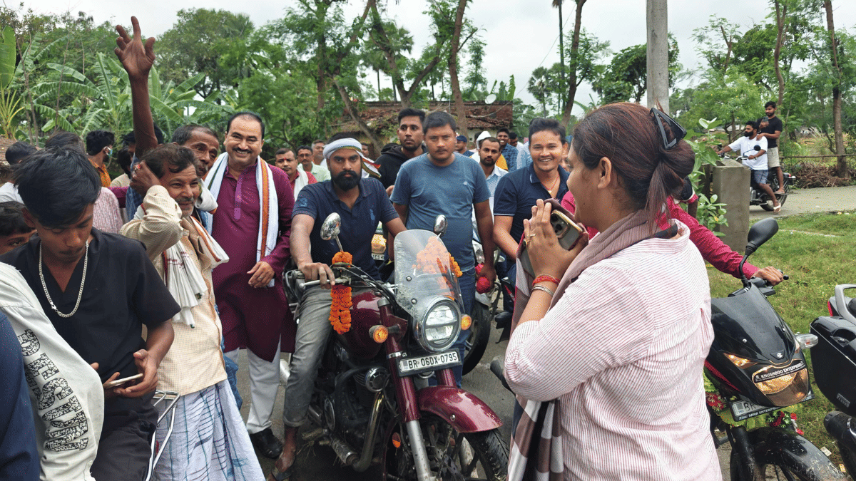 Villagers have a word with Shivani Shukla as she makes a pit stop during election campaign | Mayank Kumar | ThePrint