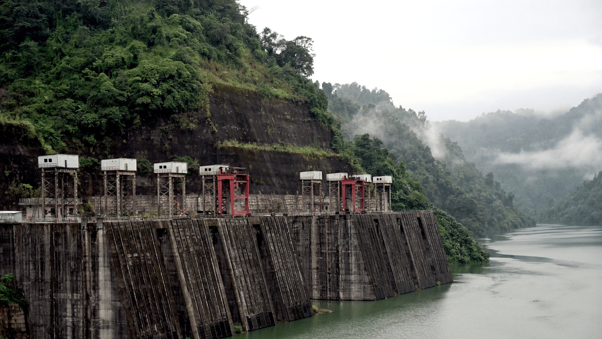 इलाके की भौगोलिक स्थिति, मौसम और अन्य कारणों की वजह से निर्माण कार्य चुनौतीपूर्ण रहा है | फोटो: सूरज सिंह बिष्ट/दिप्रिंट