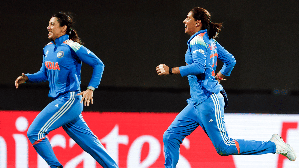 Cricketers Smriti Mandhana and Harmanpreet Kaur celebrate the wicket of South Africa skipper Laura Wolvaardt during their ICC Women's World Cup 2025 final match | ANI