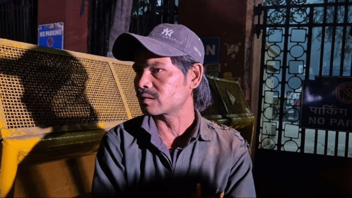 सोमवार रात LNJP अस्पताल के बाहर तनाव में खड़े मोहम्मद चांद | शुभांगी मिश्रा/दिप्रिंट