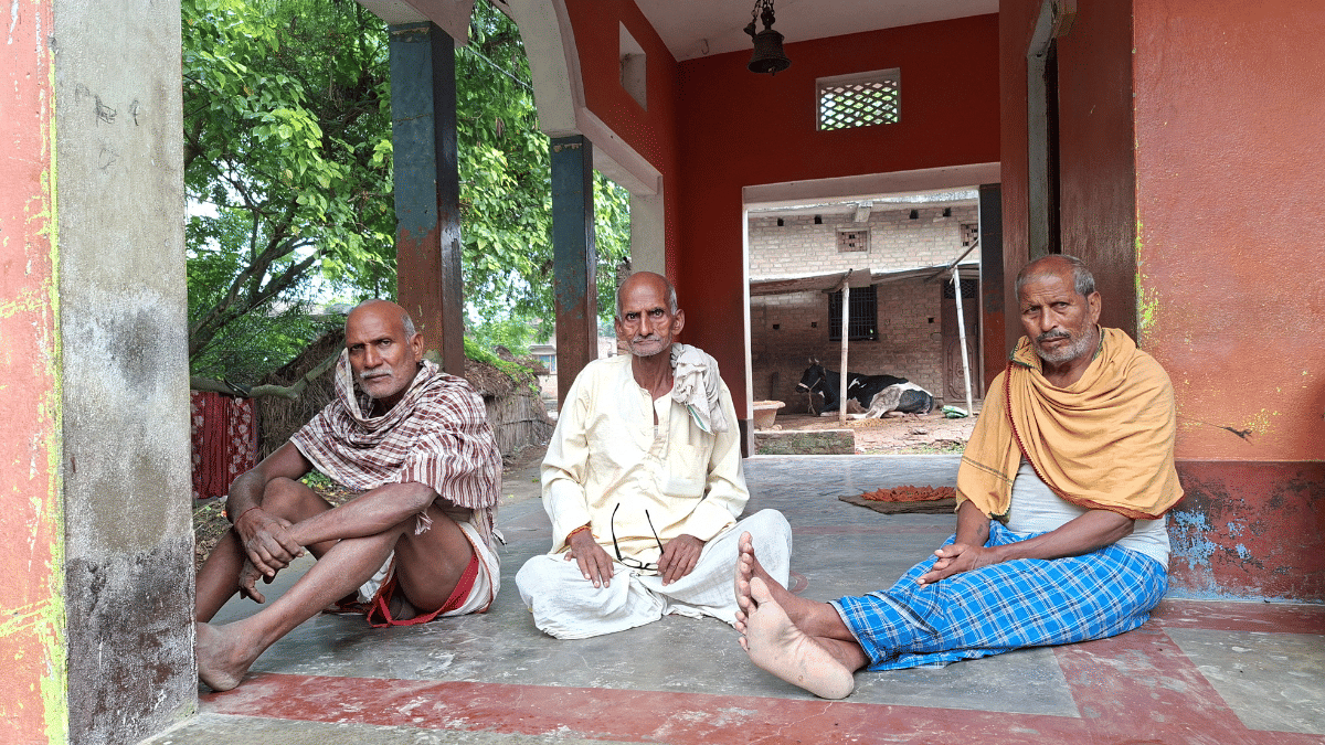 गांव के लोगों का कहना है कि नेता भले ही जेपी की विरासत का दावा करें, लेकिन विकास के नाम पर अब तक बहुत कम हुआ है | दिप्रिंट