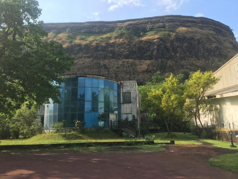 एंबी वैली की एक कांच वाली बिल्डिंग, जो बेकार पड़ी है | फोटो: अमृतांश अरोड़ा/दिप्रिंट