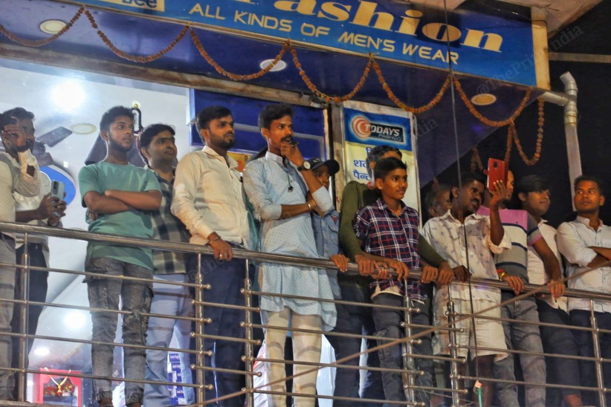 People watching the roadshow from their balconies | Praveen Jain | ThePrint| Praveen Jain | ThePrint