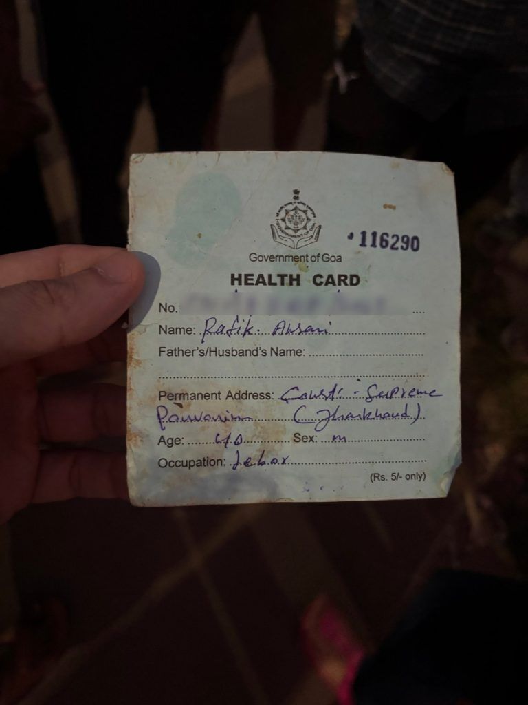 गोवा सरकार द्वारा जारी एक प्रवासी मज़दूर का हेल्थ कार्ड. यह उनके पास मौजूद गिने-चुने आधिकारिक कागज़ों में से एक है, क्योंकि वे बड़े स्तर पर अदृश्य मज़दूर हैं | फोटो: करनजीत कौर