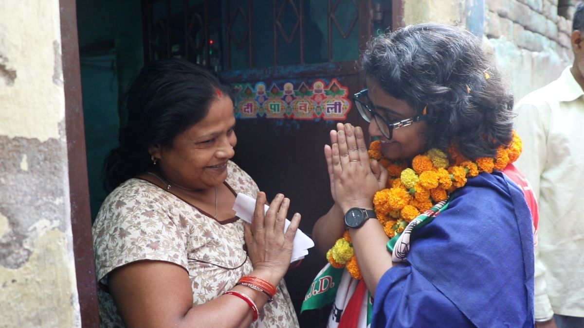 दीघा में एक महिला वोटर से बात करती दिव्या गौतम | फोटो: साकिबा खान/दिप्रिंट