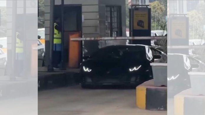 A Lamborghini Huracan sliding through a toll plaza | Photo: X